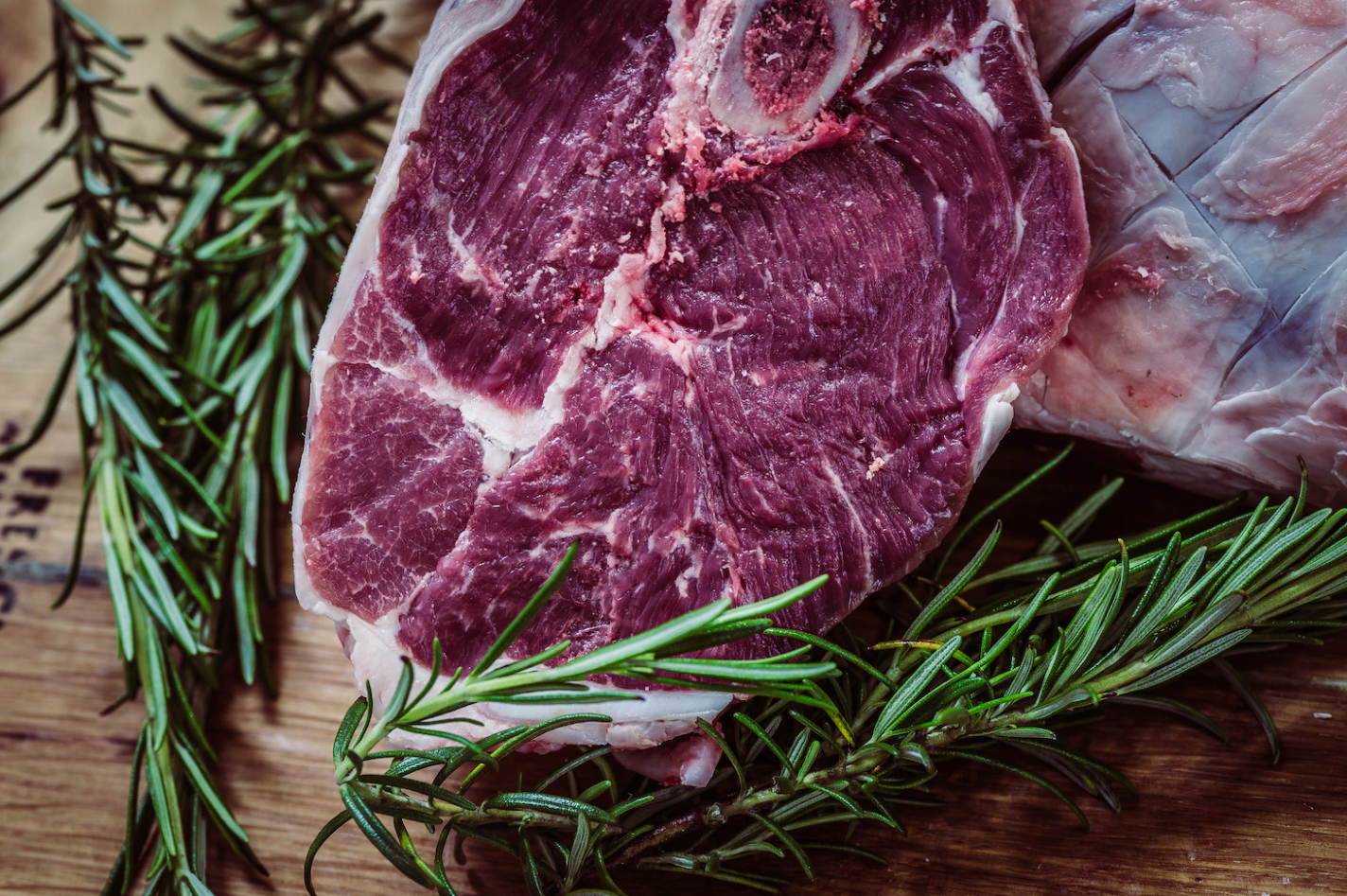 Hundefutter mit hohem Fleischanteil: Warum dein Hund Fleisch als Hauptbestandteil braucht