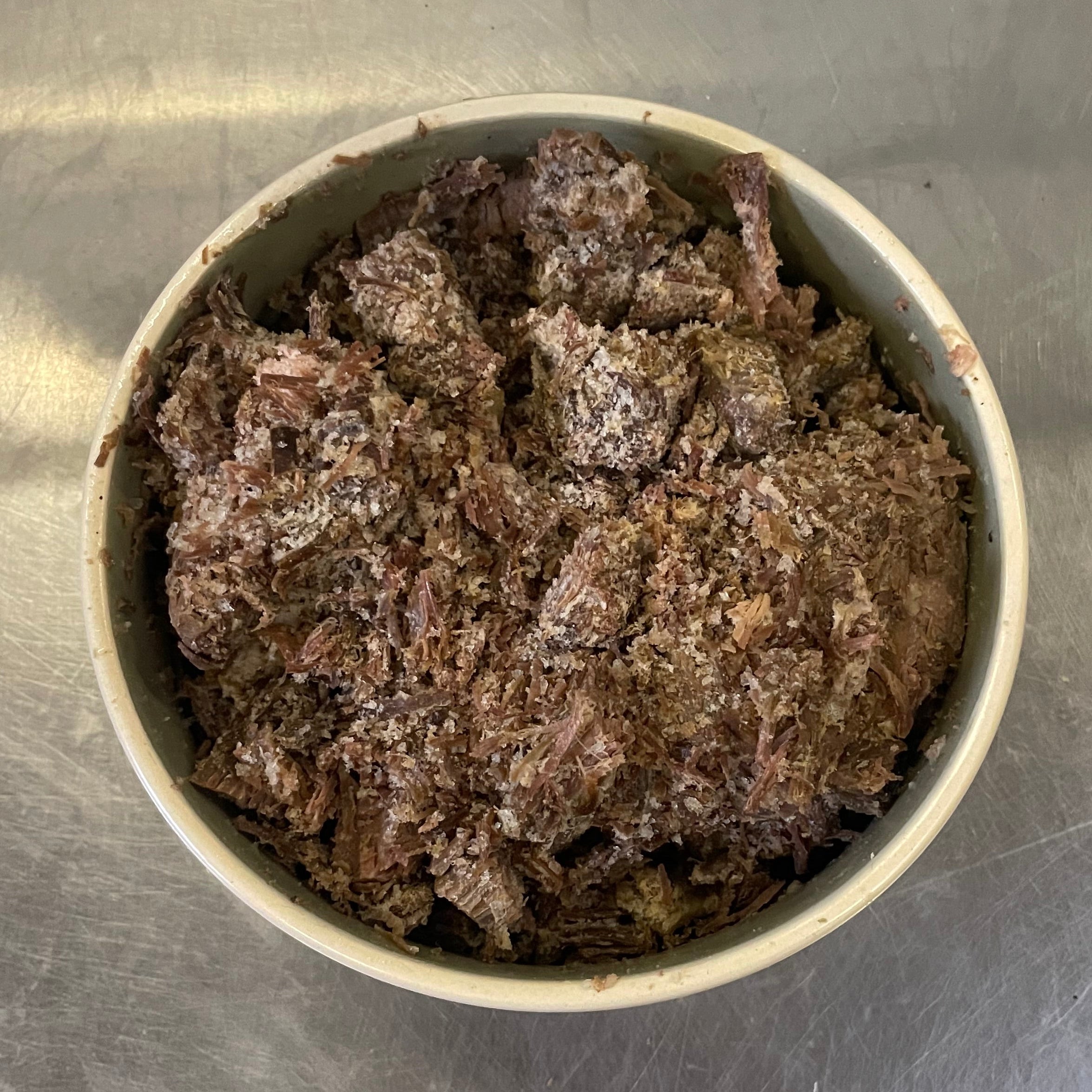 Straußenfleisch gekocht und gewürfelt